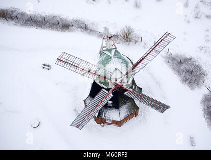 Cuisinière, Allemagne. Feb 27, 2018. La neige se trouve sur le moulin à vent hollandais. Le moulin de 1889 est toujours entièrement fonctionnel et est toujours exploité avec l'énergie éolienne comme un monument technique jusqu'en 1976. (Prises avec drone) Credit : Jens Büttner/dpa-Zentralbild/dpa/Alamy Live News Crédit : afp photo alliance/Alamy Live News Banque D'Images