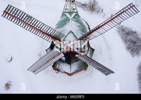 Cuisinière, Allemagne. Feb 27, 2018. La neige se trouve sur le moulin à vent hollandais. Le moulin de 1889 est toujours entièrement fonctionnel et est toujours exploité avec l'énergie éolienne comme un monument technique jusqu'en 1976. (Prises avec drone) Credit : Jens Büttner/dpa-Zentralbild/dpa/Alamy Live News Crédit : afp photo alliance/Alamy Live News Banque D'Images