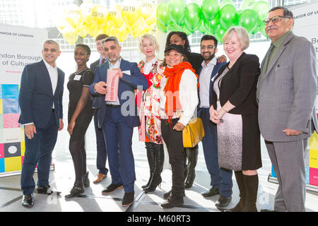 City Hall, Londres, le 27 mai 2018. L'Arrondissement de Brent reçoit un des prix et des représentants de l'Arrondissement sont clairement heureux de leur victoire. Le maire de Londres Sadiq Khan annonce les lauréats de l'arrondissement londonien de la concurrence de la culture à une présentation spéciale à l'Hôtel de Ville. Les £3,5 millions de London Borough of Culture, est une nouvelle initiative importante. Le financement permettra de gagner les quartiers d'organiser un programme d'événements culturels de classe mondiale et d'initiatives. Credit : Imageplotter News et Sports/Alamy Live News Banque D'Images