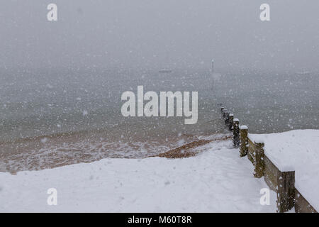 Le poids de la neige tombant sur l'estuaire de la Tamise à Thorpe Bay près de Southend-on-Sea Banque D'Images