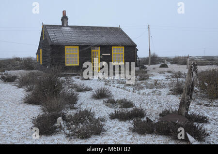 Dungeness, Kent, UK. 27 févr. 2018. La flèche de galets dans le Kent dormeur s'est réveillé à une couverture de neige ce matin que l'Angleterre connaît une période de temps exceptionnellement froid si tard dans l'hiver. La photographie montre la perspective Cottage et son célèbre jardin de galets une fois administré et créé par la fin Derek Jarman. UrbanImages/Alamy Live News Banque D'Images