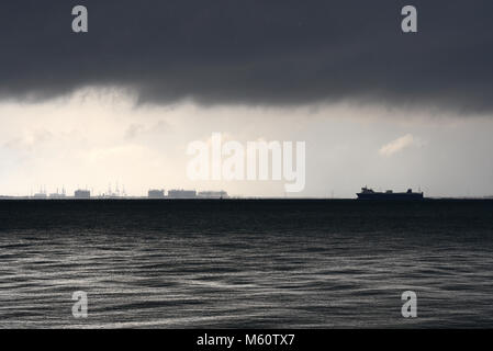 La neige continue de tomber à Southend, et des environs. À la recherche vers l'île de Grain, Kent avec la navigation dans le cadre de ciel lourd sur l'estuaire de la Tamise Banque D'Images