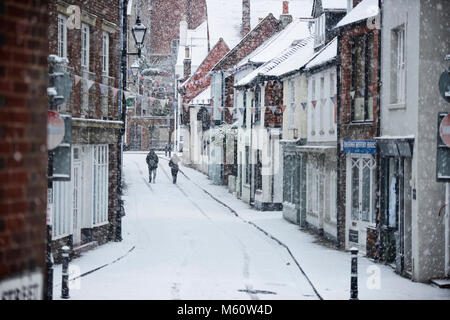 La vieille ville de Hastings, East Sussex, Angleterre. 27 février 2018. Météo britannique. Fortes averses de neige a laissé une couche de neige à Hastings Banque D'Images