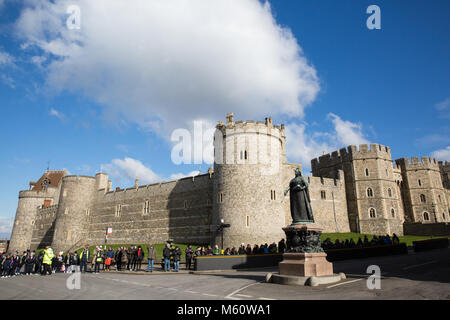 Windsor, Royaume-Uni. 27 Février, 2018. Les touristes attendre la relève de la garde à l'extérieur du château de Windsor. Credit : Mark Kerrison/Alamy Live News Banque D'Images