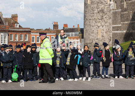 Windsor, Royaume-Uni. 27 Février, 2018. Un directeur de cérémonie enfants informe au sujet de la cérémonie de la relève de la garde au château de Windsor. Credit : Mark Kerrison/Alamy Live News Banque D'Images