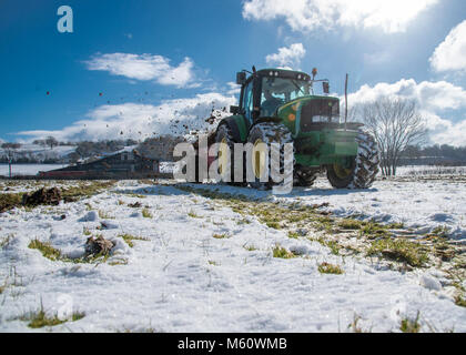 Preston, Lancashire, Royaume-Uni. Feb 27, 2018. L'épandage de fumier de ferme sur un champ neigeux, Longridge, Preston, Lancashire. Crédit : John Eveson/Alamy Live News Banque D'Images