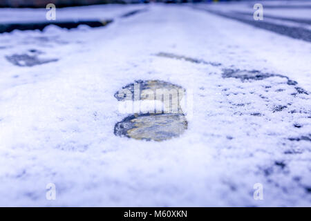 Manchester, Angleterre. 27 février 2018. Plonger les températures du Royaume-Uni comme la bête de l'Est apporte d'importantes chutes de neige. Des traces de pas dans la neige fraîche. 'Matthew Walker/Alamy Live News' Banque D'Images