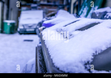 Manchester, Angleterre. 27 février 2018. Plonger les températures du Royaume-Uni comme la bête de l'Est apporte d'importantes chutes de neige. Des traces de pas dans la neige fraîche. 'Matthew Walker/Alamy Live News' Banque D'Images