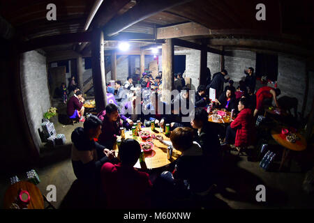 (180227) -- RONGSHUI, 10 févr. 27, 2018 (Xinhua) -- Les jeunes gens se réunissent pour prendre un repas après un match de basket-ball de Wuying Village dans la zone frontalière entre le sud-ouest de la Chine et du sud de la province du Guizhou, Chine, région autonome Zhuang du Guangxi, le 17 février 2018. Le gouvernement local a construit un nouveau terrain de basket-ball pour les villageois en 2016. Le village organise des matches de basket-ball pour les villageois comme une célébration de la fête du printemps chaque année. (Xinhua/Huang Xiaobang)(mcg) Banque D'Images