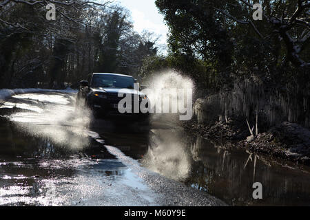 Edenbridge,UK,27 Février 2018,une gamme de vitesse à travers une rivière évoquent en flaque glacée Pool Loop aussi lourdes chutes de neige de Sibérie dans le Kent©Keith Larby/Alamy Live News Banque D'Images