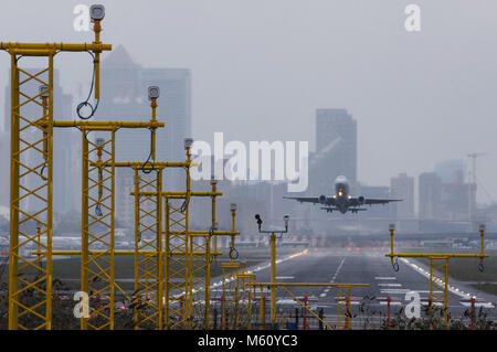 L'avion de ligne dédécollage à l'aéroport de London City pendant la neige, Londres Angleterre Royaume-Uni Banque D'Images