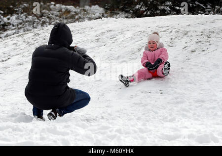 (180227) -- BELGRADE, Février 27, 2018 (Xinhua) -- un enfant glisse sur neige à Belgrade, Serbie le 27 février 2018. (Xinhua/Predrag Milosavljevic)(HR) Banque D'Images