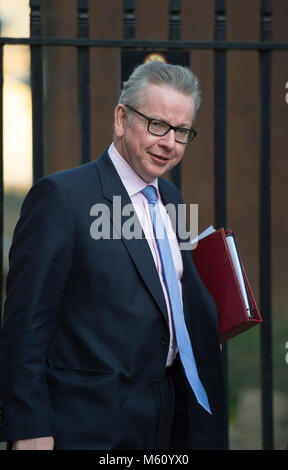 Downing Street, London, UK. 27 février 2018. Michael Gove, secrétaire de l'environnement, arrive à Downing Street pour réunion hebdomadaire du cabinet. Credit : Malcolm Park/Alamy Live News. Banque D'Images