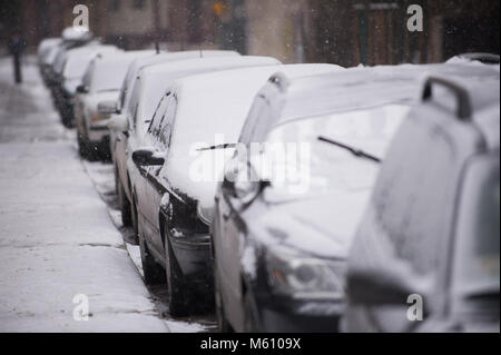 Cracovie, Pologne. Feb 27, 2018. Voitures vues couvertes par la neige comme un front froid sibérien arrive à Cracovie. Omarques Crédit :    1 27022018.jpg Images/SOPA/ZUMA/Alamy Fil Live News Banque D'Images