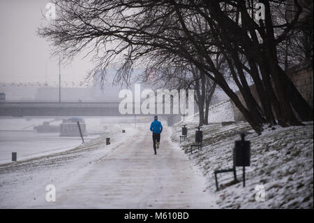 Cracovie, Pologne. Feb 27, 2018. Un homme prend une course à côté de la Vistule à Cracovie. Omarques Crédit :    4 27022018.jpg Images/SOPA/ZUMA/Alamy Fil Live News Banque D'Images