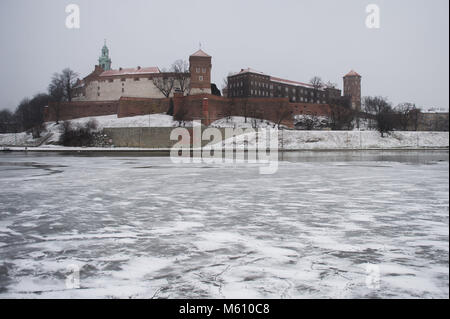 Cracovie, Pologne. Feb 27, 2018. Le château de Wawel vu comme la Vistule est partiellement congelée à Cracovie. Omarques Crédit :    3 27022018.jpg Images/SOPA/ZUMA/Alamy Fil Live News Banque D'Images