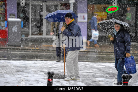 Brighton, UK. Feb 27, 2018. Bataille dans la neige à Shoppers Brighton aujourd'hui comme la "bête de l'Est' tempêtes de neige répartis à travers la Grande-Bretagne aujourd'hui avec plus de neige et le gel des prévisions météorologiques pour le reste de la semaine Crédit : Simon Dack/Alamy Live News Banque D'Images