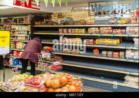 6800, le comté de Cork, Irlande. Feb 27, 2018. L'avant de l'imminence de la "bête de l'Est'/Emma de mauvais temps d'orage, les gens ont été l'achat de marchandises. supermarché panique Le pain des rayons de Supervalu, 03320 ont été dépouillés, mais aujourd'hui plus de livraisons sont prévues pour demain, avant l'arrivée de la tempête. Credit : Andy Gibson/Alamy Live News. Banque D'Images