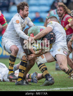 10 février 2018, l'Angleterre, Londres, Rugby, Six Nations 2018 NatWest, l'Angleterre contre le Pays de Galles : guêpes' Danny Cipriani (10 L), et Jimmy Gopperth (22) en action contre les Harlequins' Mark Lambert (17). - Pas de service de fil · Photo : Jürgen Keßler/dpa Banque D'Images