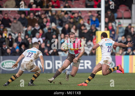 10 février 2018, l'Angleterre, Londres, Rugby, Six Nations 2018 NatWest, l'Angleterre contre le Pays de Galles : Harlequins' Jamie Roberts (12), Jimmy Gopperth, 22 (L) et Gaby Lovobalavu (23) en action. - Pas de service de fil · Photo : Jürgen Keßler/dpa Banque D'Images