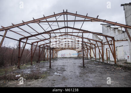 Sid, la Voïvodine, Serbie. Feb 9, 2018. Un complexe d'usines abandonnées près de la frontière croate, serbe - où les réfugiés et les migrants se rassemblent pour un organisme de bienfaisance des distributions. Sid est une ville et une municipalité située dans le district de Syrmie, la province autonome de Voïvodine, en Serbie. La ville de Sid est situé directement à côté de la frontière croate - Serbe. La route des Balkans a été officiellement fermé il y a plus d'un an avec la Croatie et la Hongrie la sécurisation des frontières qui a conduit aux migrants et aux réfugiés de se coincer en Serbie. Bien que les bordures autour de la Serbie ont serré il y a encore des atte Banque D'Images