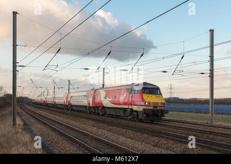 Sandy, Bedfordshire, Royaume-Uni. 27 février 2018. Si une grande partie du pays était sous la neige, East Coast Mainline services est présenté comme normal sur un bel après-midi d'hiver. Une locomotive classe 91 avec un sable approches London King's Cross service lié. Crédit : Andrew Plummer/Alamy Live News Banque D'Images