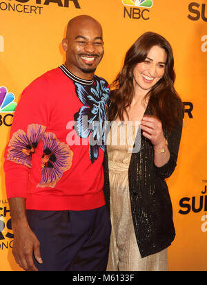 New York City, New York, USA. Feb 27, 2018. BRANDON acteurs VICTOR DIXON et Sara Bareilles assister à la 'Jésus Christ Superstar Live in Concert' Red Carpet event qui a eu lieu à l'église de saint Paul l'Apôtre. Credit : Nancy/Kaszerman ZUMA Wire/Alamy Live News Banque D'Images