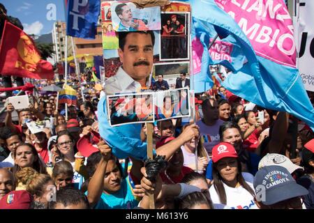 27 février 2018, Venezuela, Caracas : les partisans du gouvernement de prendre part à un rassemblement de soutien au Président Maduro. Maduro a prononcé un discours et ont dansé devant la foule, suite à l'enregistrement lui-même comme un candidat à l'élection présidentielle controversée du 22 avril. Photo : Rayner Pena/dpa Banque D'Images