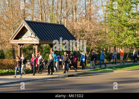 Charlotte, NC, USA. 27 févr., 2018. Les visiteurs ont parcouru des milliers de kilomètres pour rendre hommage au révérend Billy Graham. Rev. Graham se trouve au repos mardi à l'intérieur de sa maison d'enfance situé sur le campus de l'Billy Graham Library. Credit : Château Light Images / Alamy Live News. Banque D'Images