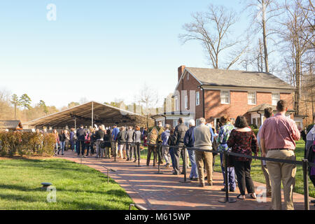 Charlotte, NC, USA. 27 févr., 2018. Ligne visiteurs autour de la belle Billy Graham Library campus pour rendre hommage au révérend décédé le 21 février 2018. Rev. Graham's funérailles auront lieu le vendredi suivi d'une sépulture service. Il sera enterré à côté de son épouse Ruth dans le jardin de prière à la Billy Graham Library à Charlotte. Credit : Château Light Images / Alamy Live News. Banque D'Images