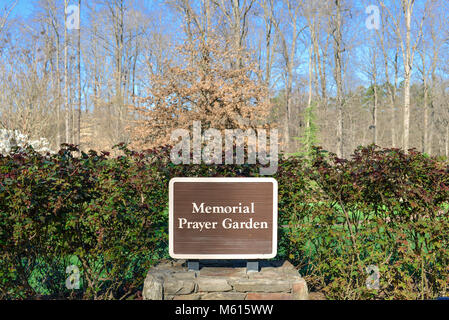 Charlotte, NC, USA. 27 févr., 2018. Ligne visiteurs autour de la belle Billy Graham Library campus pour rendre hommage au révérend décédé le 21 février 2018. Rev. Graham's funérailles auront lieu le vendredi suivi d'une sépulture service. Il sera enterré à côté de son épouse Ruth dans le jardin de prière à la Billy Graham Library à Charlotte. Credit : Château Light Images / Alamy Live News. Banque D'Images