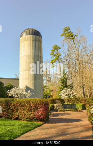 Charlotte, NC, USA. 27 févr., 2018. Ligne visiteurs autour de la belle Billy Graham Library campus pour rendre hommage au révérend décédé le 21 février 2018. Rev. Graham's funérailles auront lieu le vendredi suivi d'une sépulture service. Il sera enterré à côté de son épouse Ruth dans le jardin de prière à la Billy Graham Library à Charlotte. Credit : Château Light Images / Alamy Live News. Banque D'Images