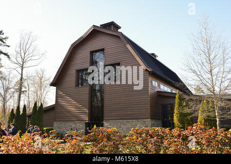 Charlotte, NC, USA. 27 févr., 2018. Ligne visiteurs autour de la belle Billy Graham Library campus pour rendre hommage au révérend décédé le 21 février 2018. Rev. Graham's funérailles auront lieu le vendredi suivi d'une sépulture service. Il sera enterré à côté de son épouse Ruth dans le jardin de prière à la Billy Graham Library à Charlotte. Credit : Château Light Images / Alamy Live News. Banque D'Images