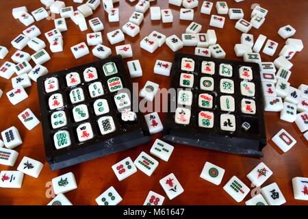 Jinan, Jinan, Chine. Feb 27, 2018. Jinan, Chine 27 Février 2018 : La forme des boulettes sucrées mahjong faite de sucre, de riz gluant et de pâte de haricots rouges peuvent être vus à Jinan, province de Shandong en Chine orientale. C'est une tradition de manger tangyuan (également connu sous le nom de sweet dumplings) sur Fête des lanternes en Chine. Crédit : SIPA Asie/ZUMA/Alamy Fil Live News Banque D'Images