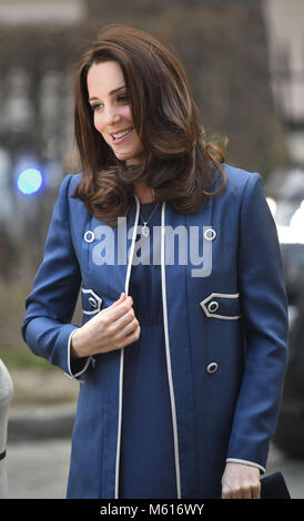 La duchesse de Cambridge arrive au Collège Royal des Obstétriciens et Gynécologues à Londres où elle a appris à propos des programmes et RCOG a participé à une table ronde. Banque D'Images