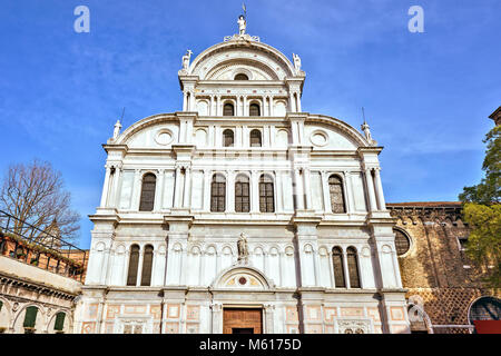 La lumière du jour Vue du dessous de l'église gothique façade richement décorée de San Zaccaria. Ciel clair bleu vif, d'arbres et d'autres bâtiments sur l'arrière-plan. Venise, Banque D'Images