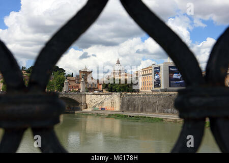 Vues sur la Basilique Saint-Pierre dans la cité du Vatican et la ponte Vittorio Emanuele II à partir de la Ponte Sant'Angelo à Rome, Italie Banque D'Images