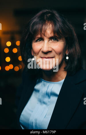 Portrait of middle-aged woman sur un fond sombre Banque D'Images