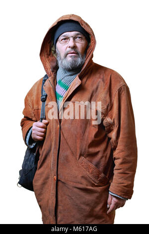 Vrai homme, avec une barbe dans un chapeau dans une veste en cuir brun, avec un sac sur un fond blanc Banque D'Images