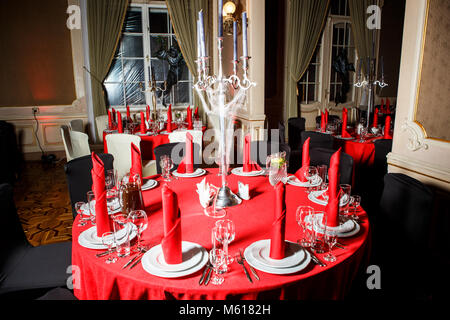 Servi table en rouge et blanc avec des chandeliers et des bougies bleu décoré avec web imitation en style gothique sur banquet service traiteur Banque D'Images