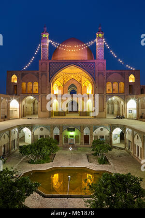 Kashan, Iran - avril 25, 2017 : La Mosquée Agha Bozorg avec cour en contrebas dans la nuit. Banque D'Images