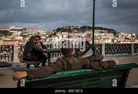 Couples à la vue surplombant la ville de Lisbonne, Portugal. Banque D'Images