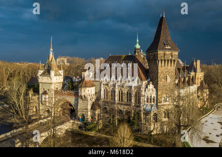 Budapest, Hongrie - vue aérienne du château de Vajdahunyad magnifique parc de la ville au coucher du soleil avec des nuages sombres derrière à l'heure d'hiver Banque D'Images