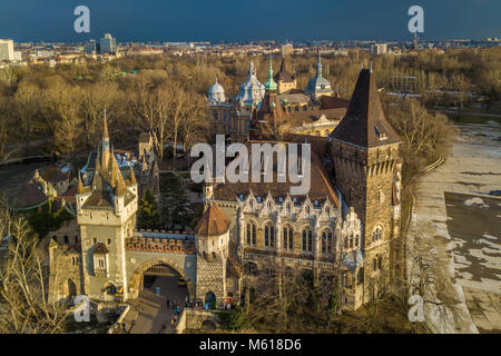 Budapest, Hongrie - vue aérienne du château de Vajdahunyad magnifique parc de la ville au coucher du soleil avec des nuages sombres derrière à l'heure d'hiver Banque D'Images