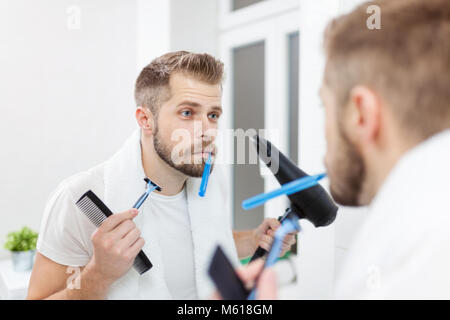 Matin l'hygiène, bel homme dans la salle de bains et sa routine du matin Banque D'Images