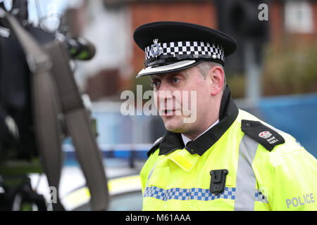 Le commissaire de police de Leicester Shane O'Neill parle aux médias lors de la scène sur Hinckley Road, à Leicester, où la police a nommé cinq victimes de l'explosion. Banque D'Images