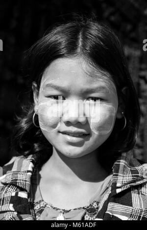 Bagan, Myanmar, 27 Décembre 2017 : Portrait d'une jeune fille avec Tanaka coller sur son visage, Banque D'Images