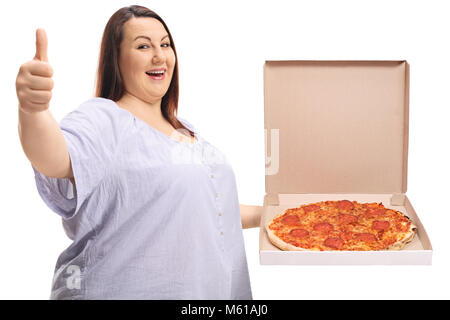 L'excès de femme tenant une boîte à pizza et faire un pouce vers le haut signe isolé sur fond blanc Banque D'Images