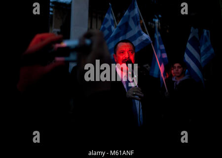 - 22/03/2013 - Athènes - Christos Pappas, Aube dorée MP parle aux partisans de l'ultra-droite Aube dorée à l'extérieur de l'ambassade allemande le 22 mars 2013. Le parti d'extrême-droite Aube dorée a organisé un meeting de protestation contre la politique allemande dans la Chypre renflouer. Les parlementaires du parti ont pris part accusant le gouvernement grec et aussi l'opposition pour la crise financière. - Stefania Mizara / Le Pictorium Banque D'Images