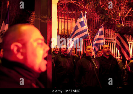 - 22/03/2013 - Athènes - partisans de l'ultra-droite Golden Dawn crier des slogans contre les politiciens, les flambeaux à l'extérieur de l'ambassade allemande le 22 mars 2013. Le parti d'extrême-droite Aube dorée a organisé un meeting de protestation contre la politique allemande dans la Chypre renflouer. Les parlementaires du parti ont pris part accusant le gouvernement grec et aussi l'opposition pour la crise financière. - Stefania Mizara / Le Pictorium Banque D'Images